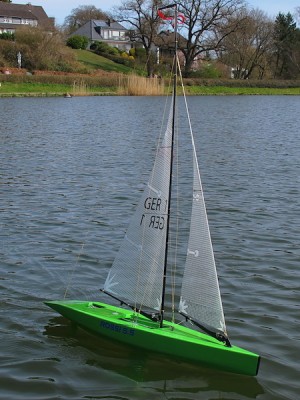 ROSSI 5.5 METRE RC #3 2.JPG